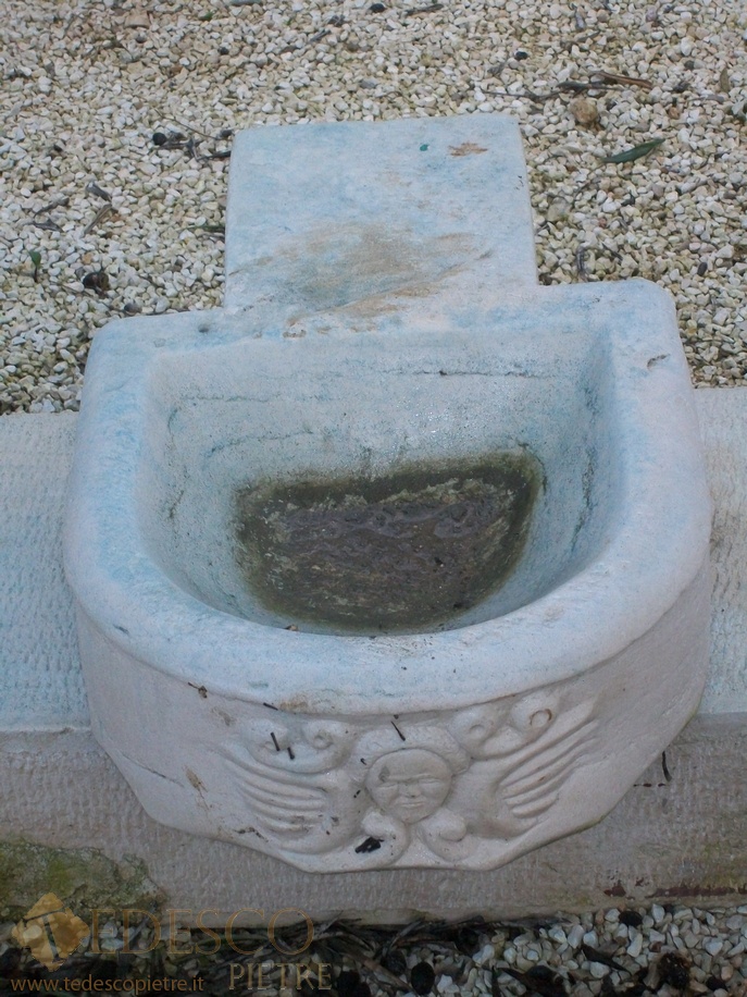 Acquasantiera in pietra