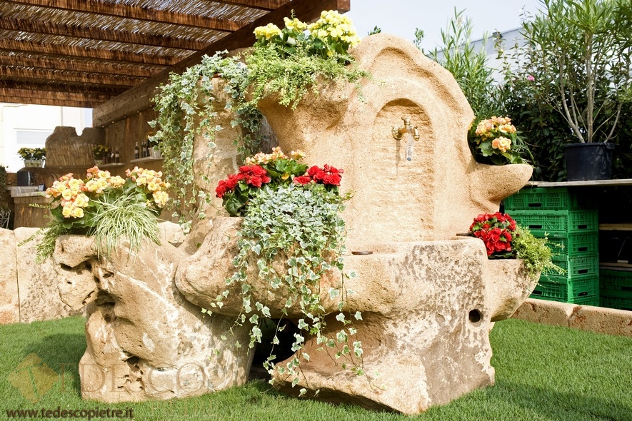 Fontana con fioriera