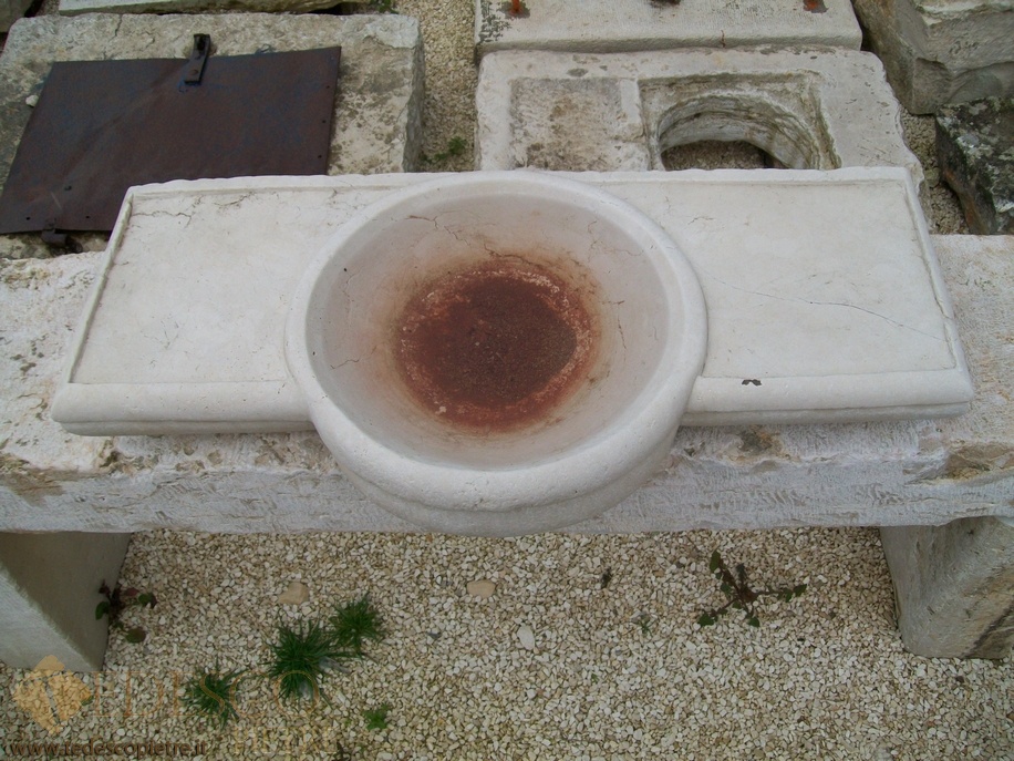Lavandino in pietra di Giovinazzo