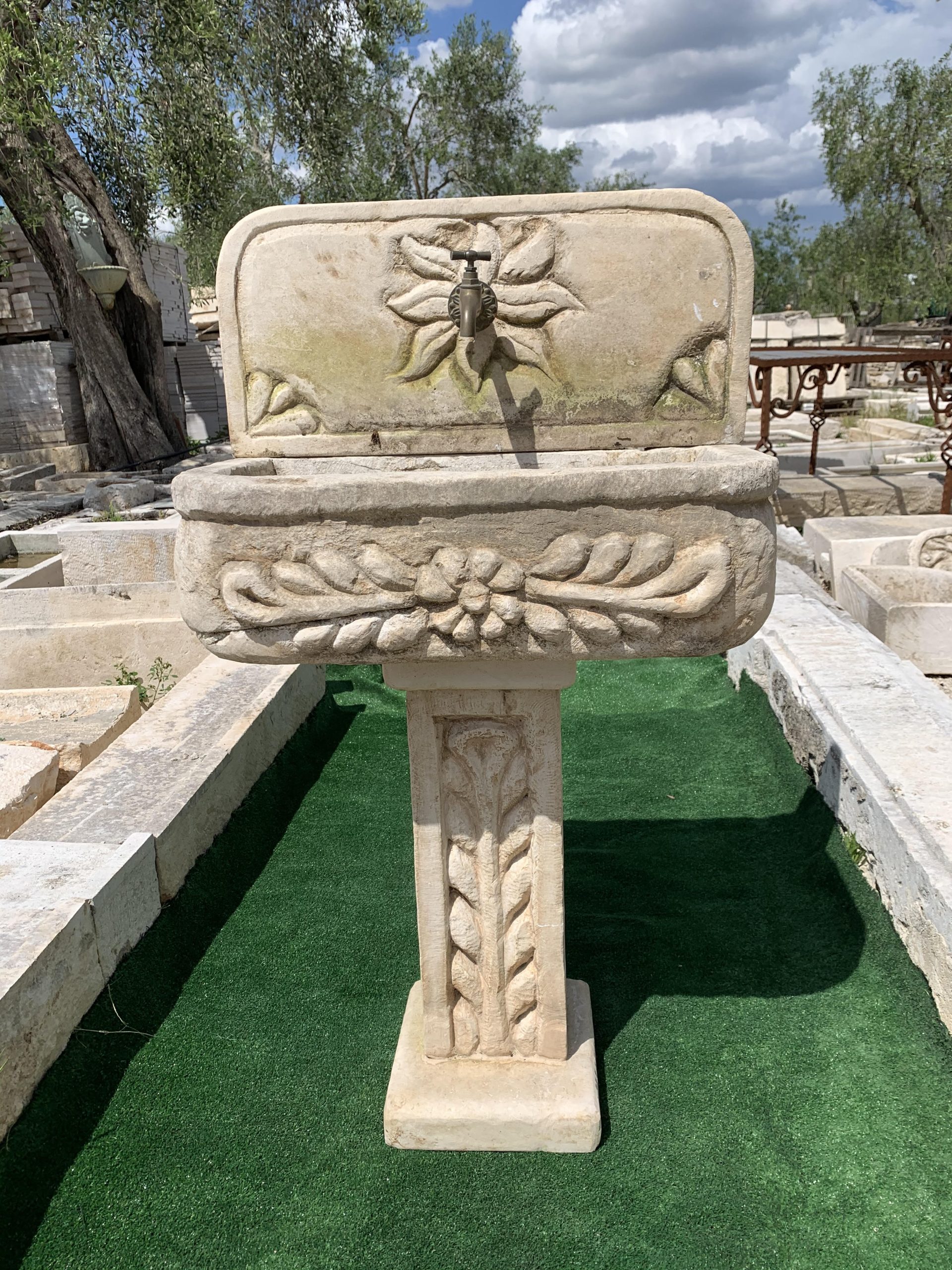 Fontana in Pietra Chiara
